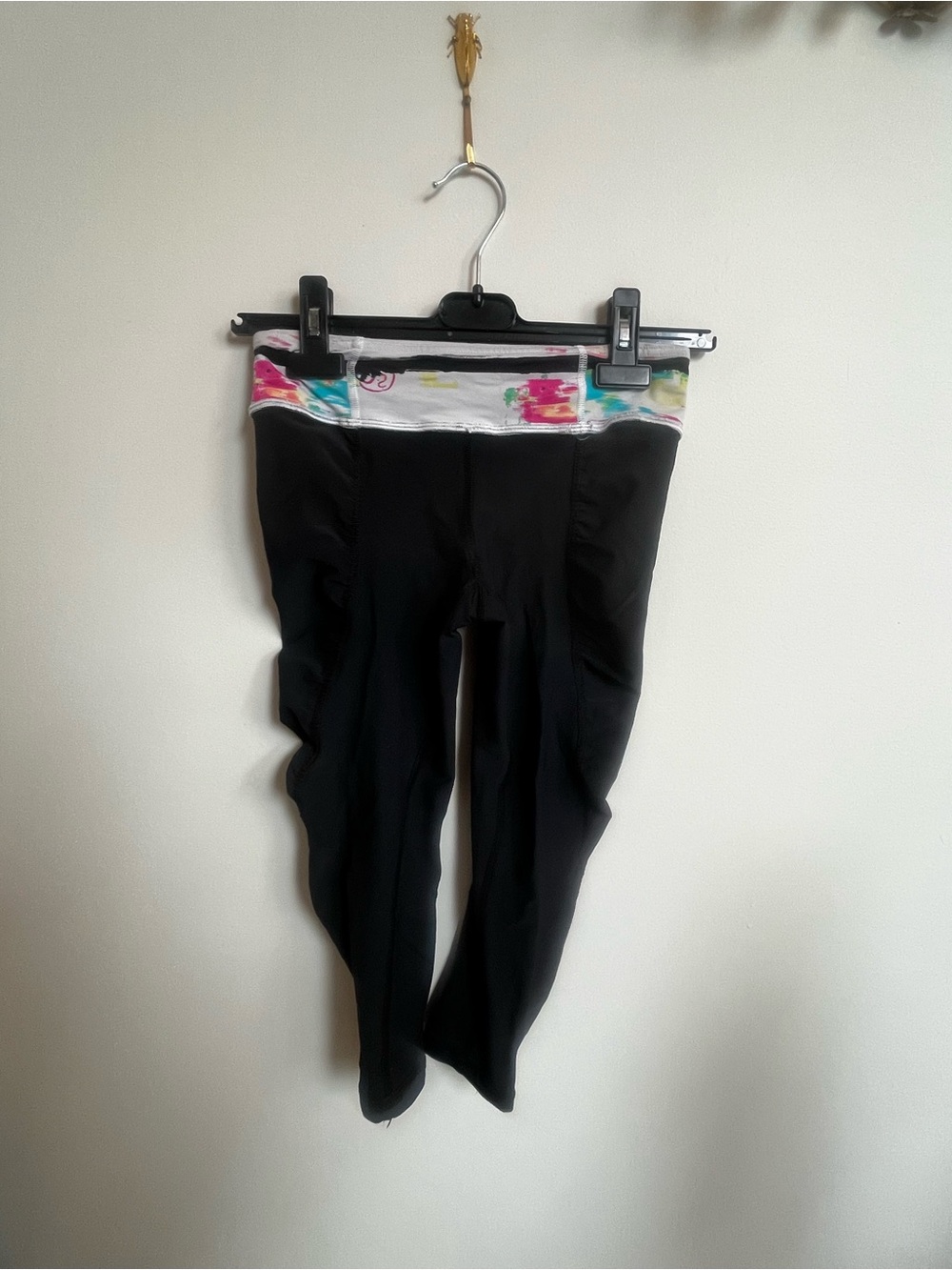 Lululemon Black running tight w inside pocket and colourful waistband